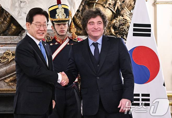 이재명 대통령과 하비에르 밀레이 아르헨티나 대통령이 이재명 대통령이 31일(현지시간) 부에노스아이레스 대통령궁에서 악수를 하고 있다. 2026.7.31 ⓒ 뉴스1 허경 기자