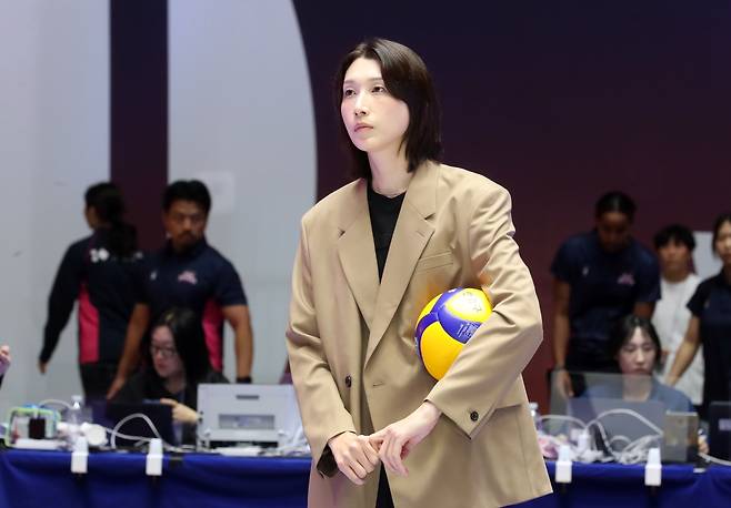 김연경이 1일 제주 한라체육관에서 열린 2026 제주 한중일 여자배구 탑클럽 슈퍼매치 개막전에서 시구자로 나섰다. (KBSN 제공)