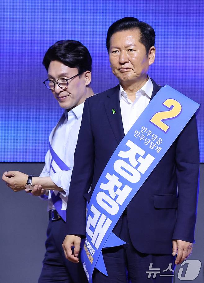 더불어민주당 당권 주자인 김민석(왼쪽), 정청래 의원이 1일 대전 유성구 대전컨벤션센터에서 열린 당대표·최고위원 합동연설회에 참석하고 있다. 2026.8.1 ⓒ 뉴스1 신웅수 기자