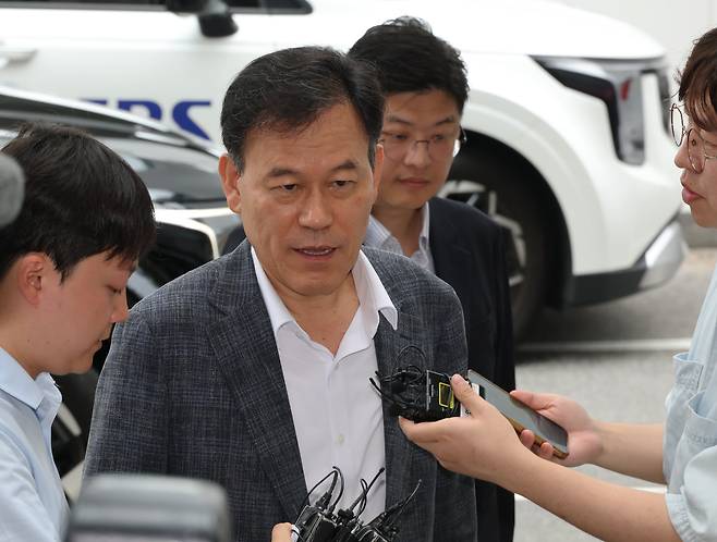 국민의힘 윤한홍 의원이 대통령실 관저 이전 공사를 둘러싼 비위 의혹과 관련해 직권남용권리행사방해 혐의 피의자 신분으로 조사를 받기 위해 1일 과천 종합특검 사무실로 출석하며 취재진의 질문을 받고 있다. /연합뉴스