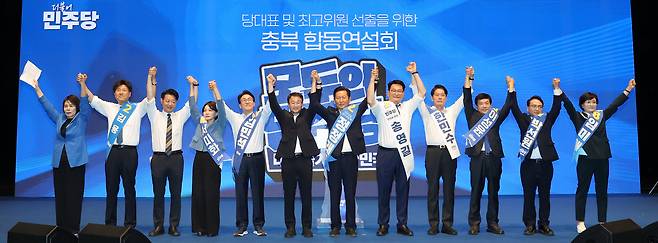 1일 충북 청주시 CJB미디어센터에서 열린 더불어민주당 당대표·최고위원 후보 합동 연설회에서 한병도 당대표 직무대행 겸 원내대표와 후보들이 기념사진을 찍고 있다. 왼쪽부터 최민희·김용·김영호·서미화 최고위원 후보, 김민석 당대표 후보, 한 대행, 정청래·송영길 당대표 후보, 한민수·이성윤·박선원·임미애 최고위원 후보. /연합뉴스