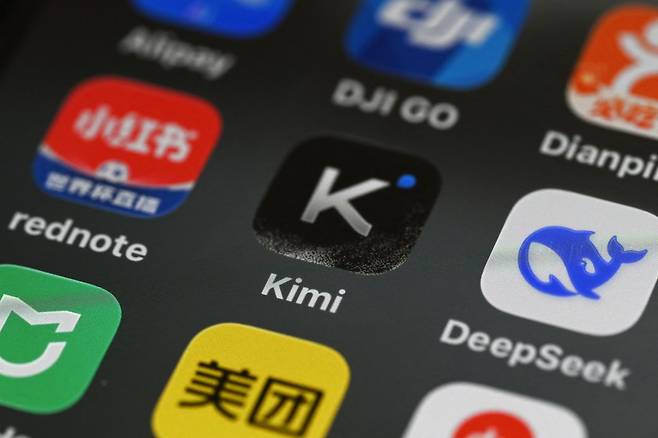 스마트폰 화면에 문샷AI의 인공지능(AI) 챗봇 ‘키미’ 앱이 깔려있다. AFP=연합뉴스