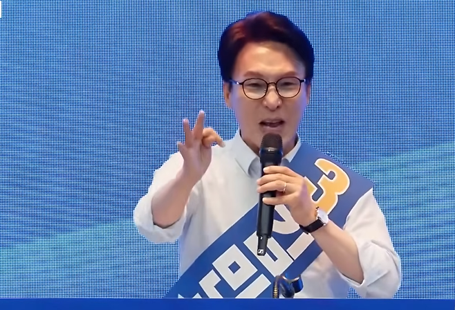 김민석 더불어민주당 대표 후보가 1일 충남 합동연설회에서 발언하고 있다. 유튜브 '델리민주' 캡처