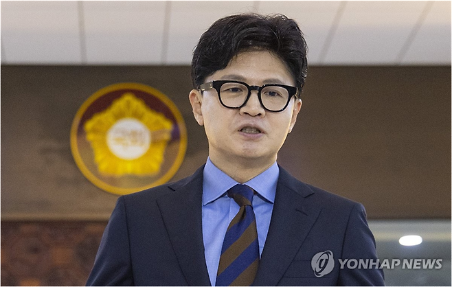 검찰 보완수사권 완전폐지 법안(형사소송법 개정안)이 국회 본회의에서 통과된 데 대해 입장 밝히는 무소속 한동훈 의원 / 사진=연합뉴스