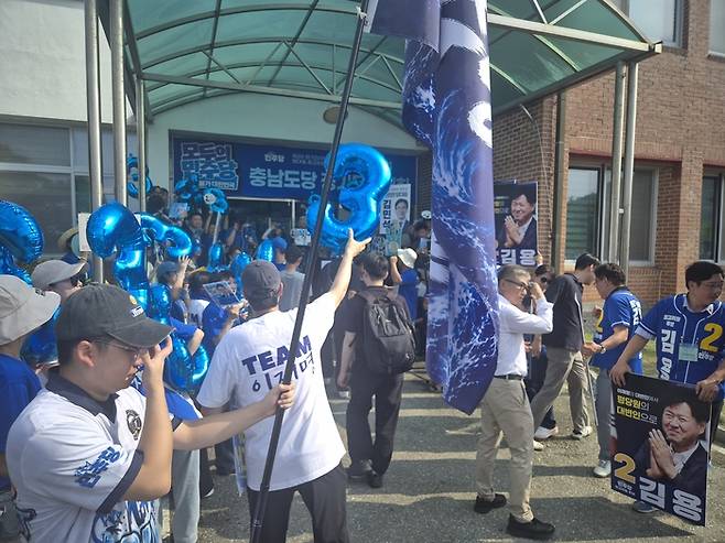 1일 충남 공주시 충남교통연수원에서 열린 더불어민주당 전당대회 합동연설회 행사장 밖에서 지지들이 유세를 펼치고 있다. <류영욱 기자>