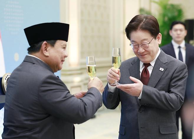 이재명 대통령과 프라보워 수비안토 인도네시아 대통령이 1일 청와대에서 열린 국빈 방한 환영 오찬에서 건배하고 있다. 연합뉴스