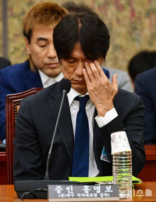 홍명보 전 축구대표팀 감독이 30일 서울 여의도 국회 문화체육관광위원회에서 열린 대한축구협회 현안 관련 청문회에 증인으로 출석해 생각에 잠겨 있다. /사진=뉴시스