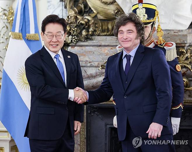 악수하는 한-아르헨티나 정상 (부에노스아이레스=연합뉴스) 한상균 기자 = 이재명 대통령과 하비에르 밀레이 대통령이 31일(현지시간) 아르헨티나 부에노스아이레스 대통령궁에서 열린 환영행사에서 공식 기념촬영을 마친 뒤 악수하고 있다. 2026.7.31 xyz@yna.co.kr