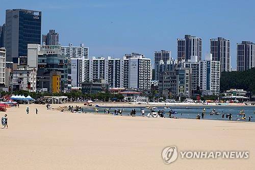폭염중대경보 속에 피서객 모인 해수욕장 (포항=연합뉴스) 손대성 기자 = 폭염중대경보가 발효된 1일 경북 포항시 북구 영일대해수욕장에서 피서객이 물놀이하고 있다. 2026.8.1
sds123@yna.co.kr