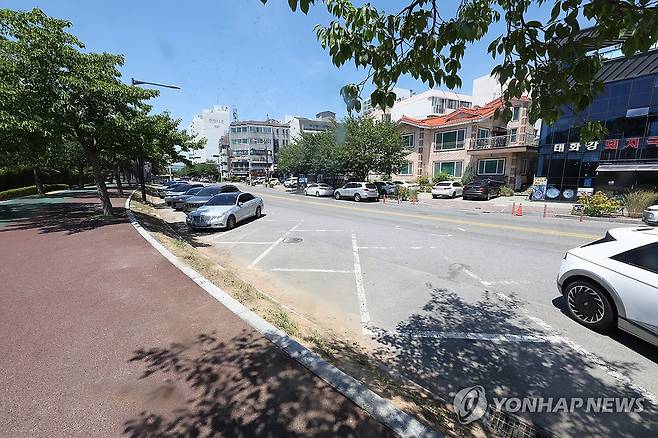 한산한 태화강 국가정원 주차장 (울산=연합뉴스) 장지현 기자 = 울산 전역에 폭염 중대경보가 발효된 1일 오후 울산 중구 태화강 국가 정원 길가 주차장이 군데군데 비어 있다. 2026.8.1 jjang23@yna.co.kr