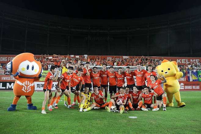 1일 화성종합경기타운에서 열린 하나은행 K리그2 2026 20라운드 대구FC와 화성FC의 경기에서 5-1로 대승을 거둔 화성 선수들이 기념촬영을 하고 있다.