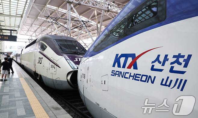 KTX와 SRT를 연결해 운행하는 중련 열차 시범 운행 첫날인 지난 5월 15일 서울역 승강장에서 열차가 출발을 앞두고 있다. 2026.5.15 ⓒ 뉴스1 임지훈 인턴기자