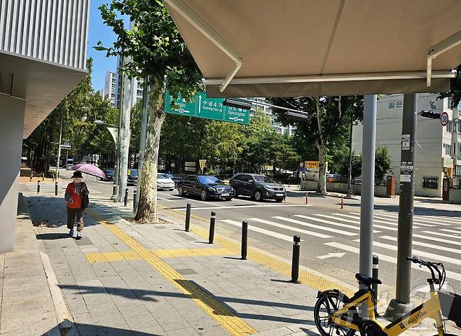 폭염이 계속되는 2일 오전 대구 수성구의 한 교차로 부근 보행로가 더위 탓에 오가는 인파가 별로 없어 한산한 모습을 보이고 있다. ⓒ 뉴스1 남승렬 기자
