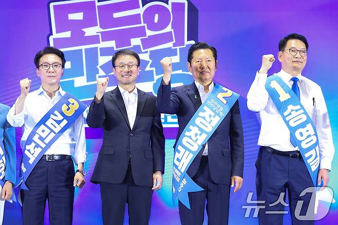 한병도 당대표 직무대행 겸 원내대표(왼쪽 두 번째)가 2일 울산 울주군 울산전시컨벤션센터에서 열린 당대표·최고위원 합동연설회에서 당대표 후보들과 기념 촬영을 하고 있다. 왼쪽부터 김민석 후보, 한 직무대행, 정청래·송영길 후보. 2026.8.2 ⓒ 뉴스1 신웅수 기자