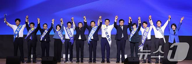 한병도 더불어민주당 당대표 직무대행 겸 원내대표가 1일 대전 유성구 대전컨벤션센터에서 열린 당대표·최고위원 합동연설회에서 후보들과 기념 촬영을 하고 있다. 왼쪽부터 김용·이성윤·박선원·서미화 최고위원 후보, 김민석 당대표 후보, 한 직무대행, 정청래·송영길 당대표 후보, 소병훈 중앙당선관위원장, 임미애·김영호·한민수·최민희 최고위원 후보. 2026.8.1 ⓒ 뉴스1 신웅수 기자