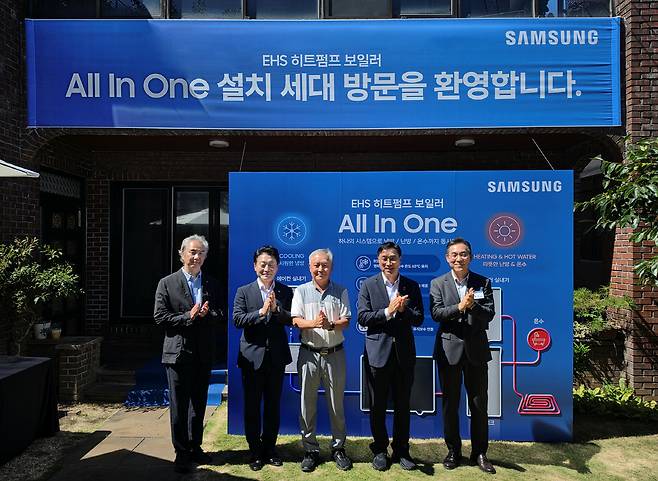 ◇ 삼성전자와 제주도, 기후에너지환경부, 한국산업산업기술원이 협력한 'EHS 올인원(All In One)' 설치 현장에서 기념 촬영을 하고 있는 모습. 왼쪽부터 석승우 한국환경산업기술원 친환경안전본부장, 이호현 기후에너지환경부 2차관,양창희 'EHS 올인원' 가구 세대주, 위성곤 제주특별자치도지사, 김철기 삼성전자 생활가전사업부장).