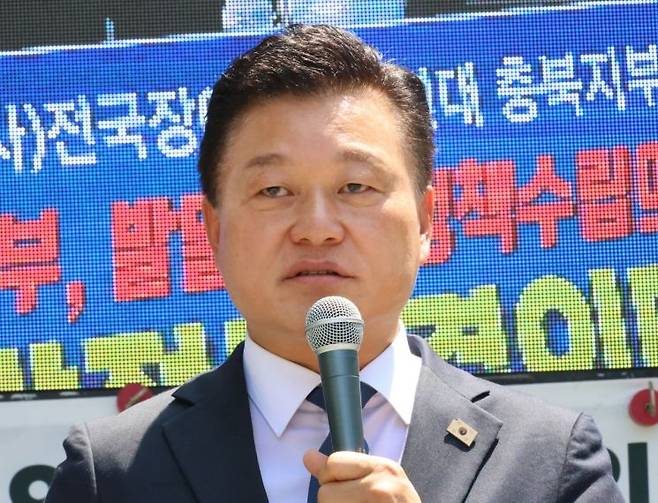 더불어민주당 신용한 충북지사가 지난달 충북장애인부모연대의 집회에서 발언하며 눈시울을 붉히고 있다. 연합뉴스.