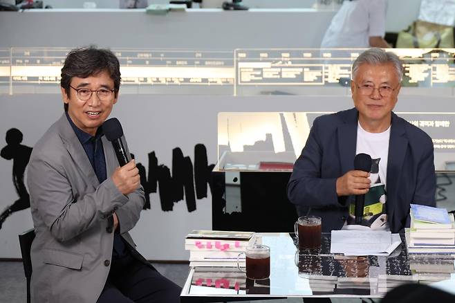 문재인 전 대통령과 유시민 작가가 6월 25일 서울 코엑스에서 열린 2026 서울국제도서전 돌베개X평산책방 부스에서 북 토크를 하고 있다. 뉴시스
