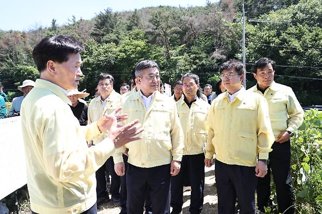 윤호중 행정안전부 장관(가운데) 경남 폭염·가뭄 현장 점검. 경남도청 제공