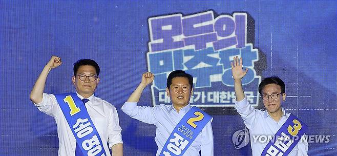 파이팅 외치는 민주당 당권 주자들 (부산=연합뉴스) 이동해 기자 = 더불어민주당 송영길, 정청래, 김민석(기호순) 당 대표 후보가 2일 부산 벡스코에서 열린 민주당 당대표·최고위원 순회경선 합동연설회에서 파이팅을 외치고 있다. 2026.8.2 eastsea@yna.co.kr