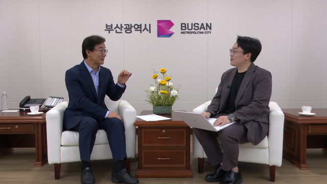 취임 한 달을 맞은 전재수 부산시장이 3일 <부산일보TV> 뉴스캐라와 인터뷰를 하고 있다.