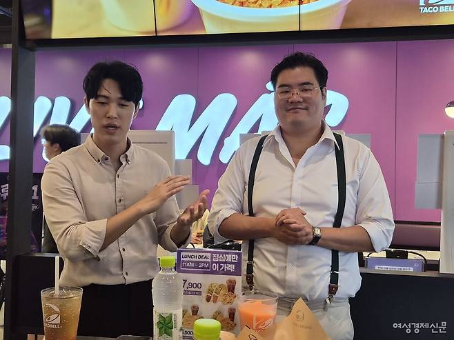 지난 30일 손승현 타코벨 사업팀장(왼쪽)과 한종수 KFC코리아 CSO가 타코벨 더강남 매장에서 메뉴와 매장 운영 계획을 설명하고 있다. /류빈 기자