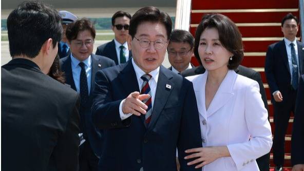 미국 남미 독일 순방을 마치고 귀국한 이재명 대통령과 김혜경 여사가 3일 성남 서울공항에 도착한 공군 1호기에서 내려 차량으로 이동하고 있다. 2026.8.3 연합뉴스