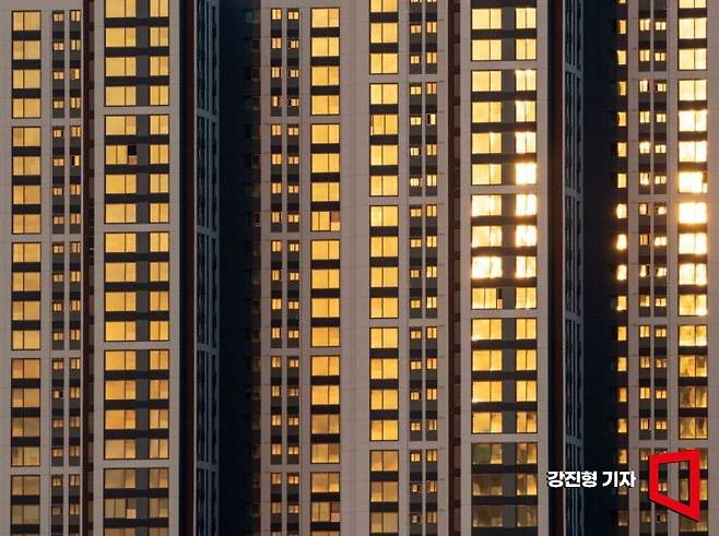 커뮤니티 시설 갈등의 배경에는 아파트 분양시장의 고급화 경쟁이 있다. 과거에는 경로당과 어린이집, 작은 도서관 정도가 공동시설의 중심이었지만, 최근에는 수영장과 사우나, 영화관, 볼링장, 클라이밍장, 악기 연습실, 반려동물 세척실까지 등장했다. 사진은 기사의 특정 내용과 관련 없다. 강진형 기자