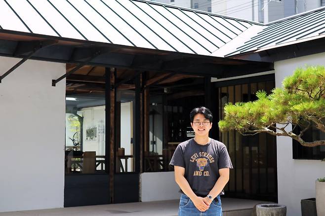 카페 ‘단위’의 문규태 대표가 지난달 22일 대전 중구 선화동에 있는 카페 ‘단위 선화’ 건물 앞에 서 있는 모습. 굿네이버스 제공