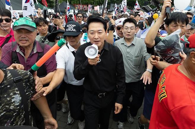 장동혁 국민의힘 대표가 6·3지방선거 이후 한 달 넘게 개표소 봉쇄 시위가 계속되고 있는 지난달 17일 서울 송파구 올림픽공원 핸드볼경기장 앞 시위 현장을 찾아 구호를 외치고 있다. 뉴스1