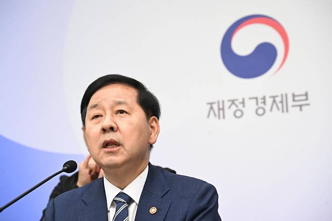 구윤철 부총리 겸 재정경제부 장관이 지난달 30일 정부세종청사에서 '2026년 세제개편안'의 방향에 대해 설명하고 있다. 재경부 제공