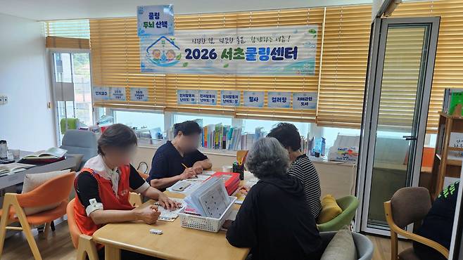 치매·경도인지장애 환자 가족들이 지난달 30일 서울 서초구 치매안심하우스에 마련된 ‘서초쿨링센터’에서 그림책 만들기 프로그램에 참여하고 있다.