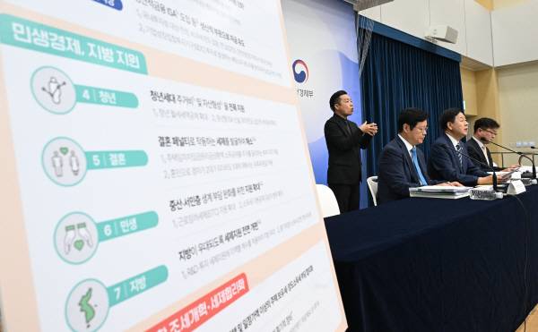 구윤철(오른쪽 두 번째) 부총리 겸 재정경제부 장관이 지난달 30일 정부세종청사에서 ‘2026년 세제개편안’ 관련 사전 브리핑을 하고 있다. 재경부 제공