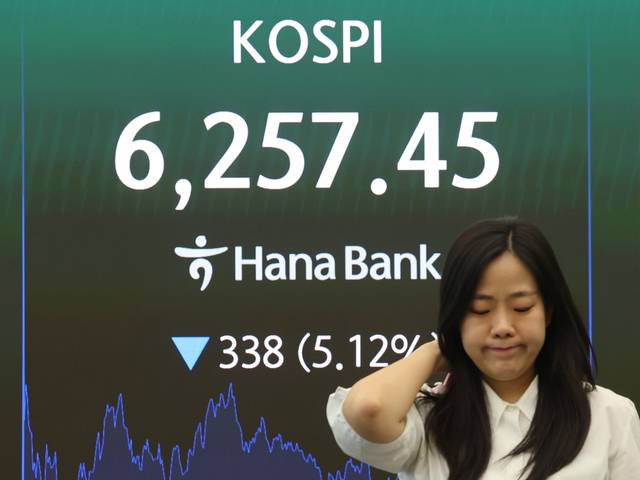 3일 서울 중구 하나은행 딜링룸에서 직원이 업무를 보고 있다. 연합뉴스