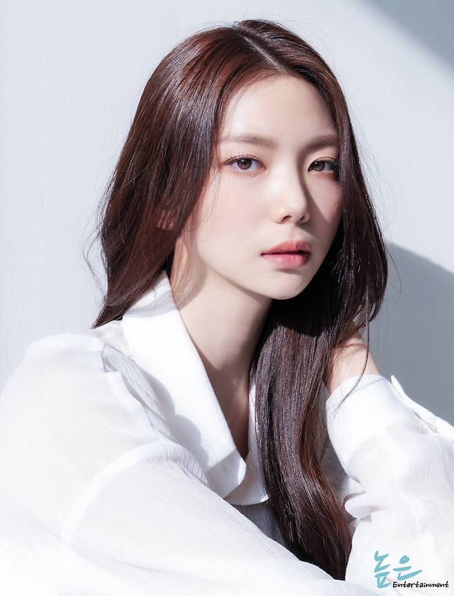 배우 이가은이 3일 첫 방송을 앞둔 오피스 로맨스 드라마 ‘최애의 사원’서 기자 역으로 특별 출연한다. 작품은 자신이 동경하던 ‘최애’를 만나기 위해 입사했다가 예상치 못한 회사 생활을 시작하게 된 신입사원 남다름(김혜준 분)의 성장 과정을 그렸다. 직장 생활 속에서 펼쳐지는 다양한 관계와 로맨스를 중심으로 유쾌한 이야기를 전할 예정이다.높은엔터테인먼트 제공