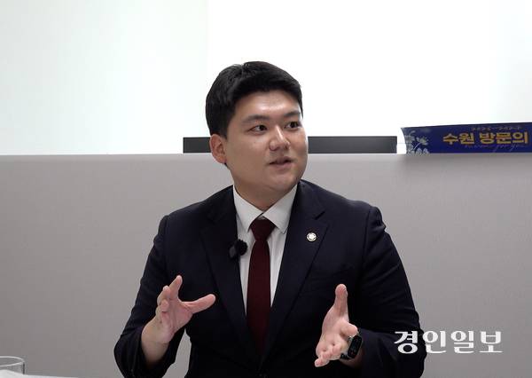 6·3 지방선거 경기도 최연소 당선자인 홍은철 수원시의원이 4일 경인일보와의 인터뷰에서 “4년 뒤에는 ‘어려서 걱정했지만 일을 시켜보니 가장 잘하더라’는 평가를 받고 싶다”고 강조했다. 2026.8.4 /박소연PD parksy@kyeongin.com