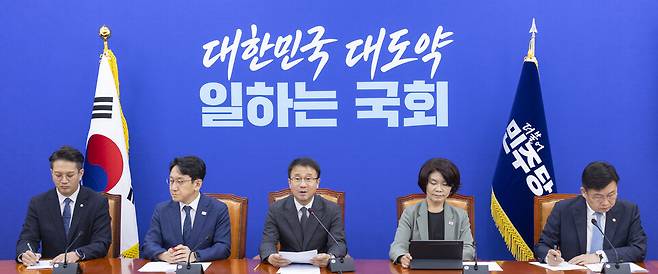 더불어민주당 한병도 당 대표 직무대행 겸 원내대표가 4일 국회에서 열린 원내대책회의에서 정부가 발표한 2026 세제 개편안과 관련해 발언하고 있다. /연합뉴스