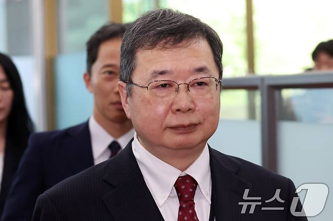 추조 가즈오 주한 일본총괄공사가 4일 오후 서울 종로구 정부서출청사 별관 외교부로 초치돼 아시아태평양국장과 면담하기 위해 이동하고 있다. 2026.8.4 ⓒ 뉴스1 김명섭 기자
