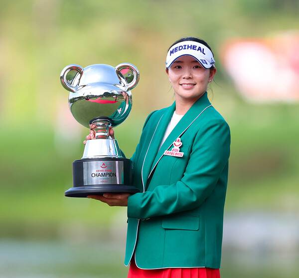 2026년 한국여자프로골프(KLPGA) 투어 오로라월드 챔피언십 우승을 차지한 이다연 프로가 우승 트로피를 들고 기념 촬영하는 모습이다. 사진제공=KLPGA (사진을 무단으로 사용하지 마십시오.)