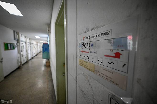 지난달 14일 경남 진주교도소 혼거실 복도 벽면에 수용 인원 숫자가 적혀 있다. 전국 교정시설에 상주하는 정신의학과 전문의는 진주교도소 1명뿐이다. 장련성 기자