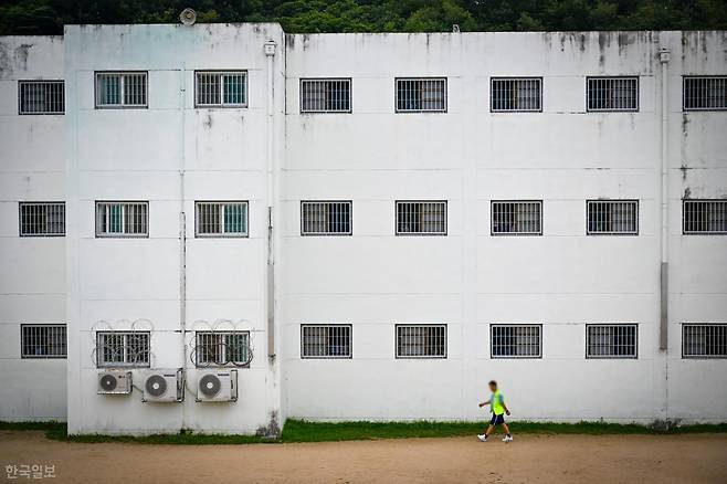 지난달 14일 경남 진주교도소에서 한 재소자가 운동장을 산책하고 있다. 전국 교정시설에 상주하는 정신의학과 전문의는 진주교도소 1명뿐이다. 장련성 기자