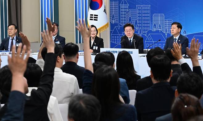 지난달 23일 이재명 대통령 주재로 서울 여의도 KBS에서 열린 부동산정책 국민 대토론회에서 참석자들이 발언권을 요청하고 있다. 왕태석 선임기자
