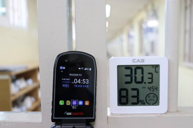 지난달 22일 충북 청주시 청주여자교도소의 오후 5시 기온은 30도, 습도는 83%를 기록했다. 밤에도 열기는 식지 않아 순찰을 돌고 오면 온몸이 땀으로 흠뻑 젖었다. 청주=조소진 기자