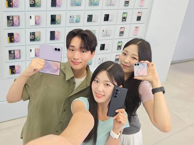 삼성전자 모델이 갤럭시 Z8 시리즈를 소개하고 있다. 사진=삼성전자