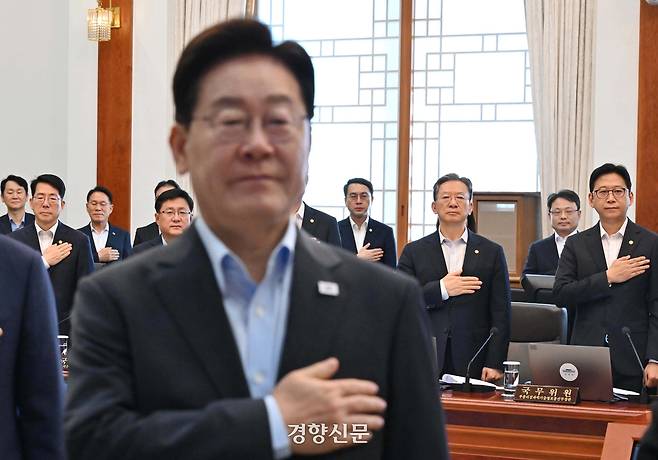 이재명 대통령과 정성호 법무부 장관이 4일 청와대에서 열린 국무회의에서 국민의례를 하고 있다. 청와대사진기자단