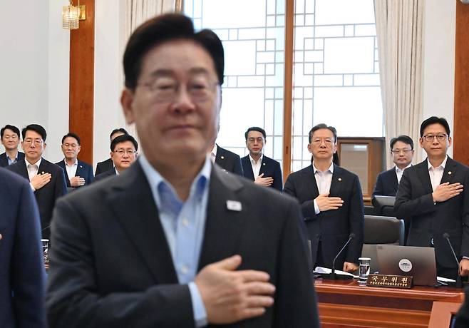 순방 후 첫 국무회의 이재명 대통령과 정성호 법무부 장관이 4일 청와대에서 열린 국무회의에서 국민의례를 하고 있다. 청와대사진기자단