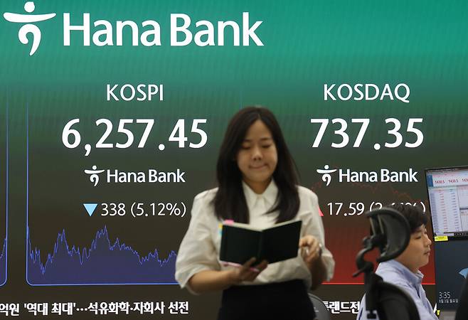 3일 서울 중구 하나은행 딜링룸에서 직원이 업무를 보고 있다. 연합뉴스