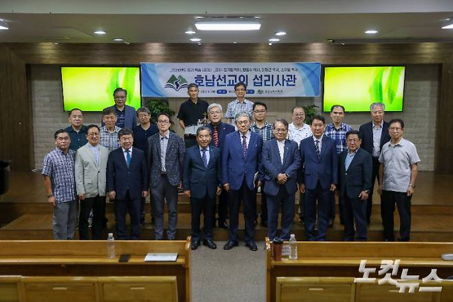 호남교회사학회가 정읍성광교회에서 '2026 하계학술세미나'를 연 가운데 참석자들이 기념촬영을 하고 있다. 최화랑 기자