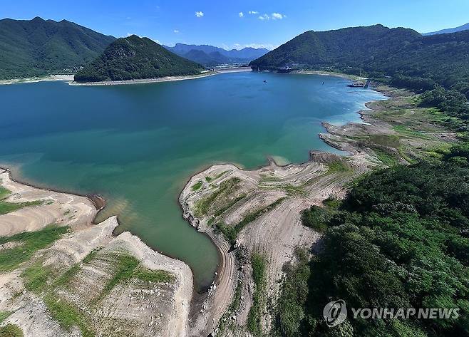 낙동강 운문댐 저수율 29.7%…가뭄 '심각' (청도=연합뉴스) 윤관식 기자 = 15일 경북 청도군 운문댐이 가뭄 '심각' 단계에 접어든 가운데 댐의 수면선이 보이며 흙탕물이 퍼지고 있다. 이날 오후 4시 기준 운문댐 저수율은 29.7%다. 2026.7.15 psik@yna.co.kr