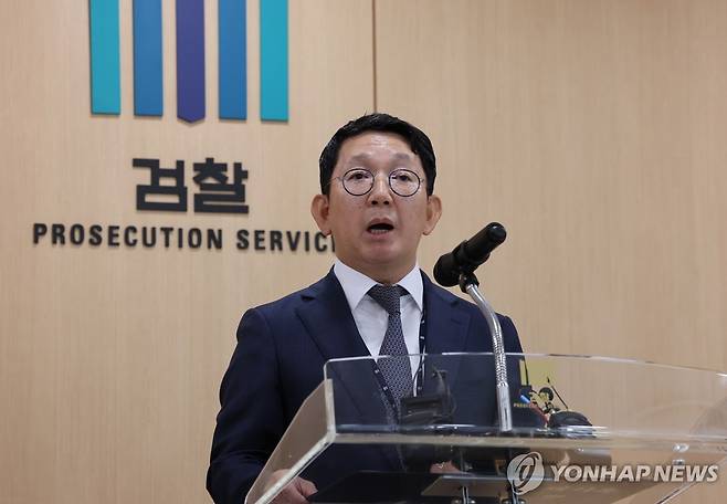 이정호 부장검사, '돼지고기 가격 담합' 수사 브리핑 (서울=연합뉴스) 김주형 기자 = 이정호 서울동부지검 형사6부 부장검사가 4일 서울 송파구 문정동 서울동부지검에서 돼지고기 가격 담합 사건 수사 결과를 설명하고 있다. 2026.8.4 kjhpress@yna.co.kr